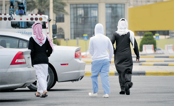 ارتداء الملابس الثقيلة لمواجهة البرد في شوارع الشرقية أمس