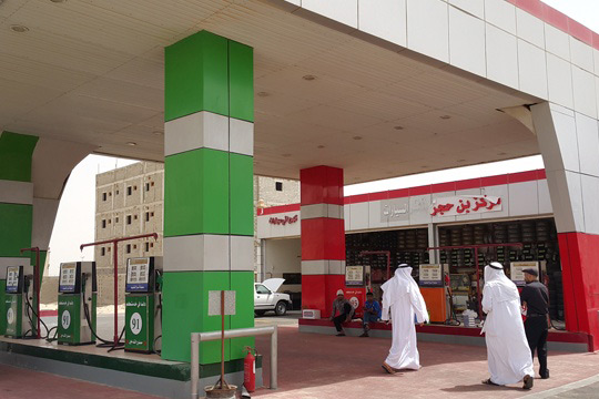 جولة رقابية على إحدى محطات الوقود
