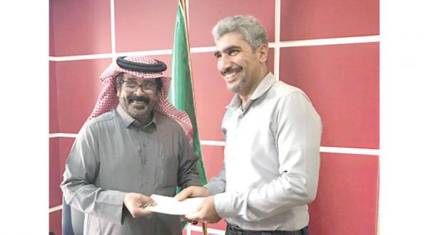 احد أصحاب العقارات في حي المسورة يتسلم شيك التثمين