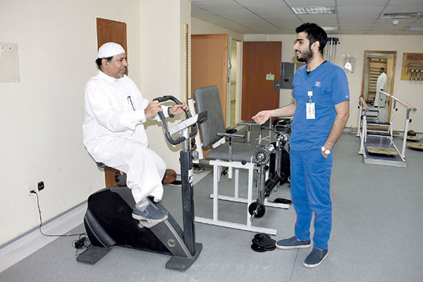 تقديم العلاج التأهيلي لأحد المراجعين